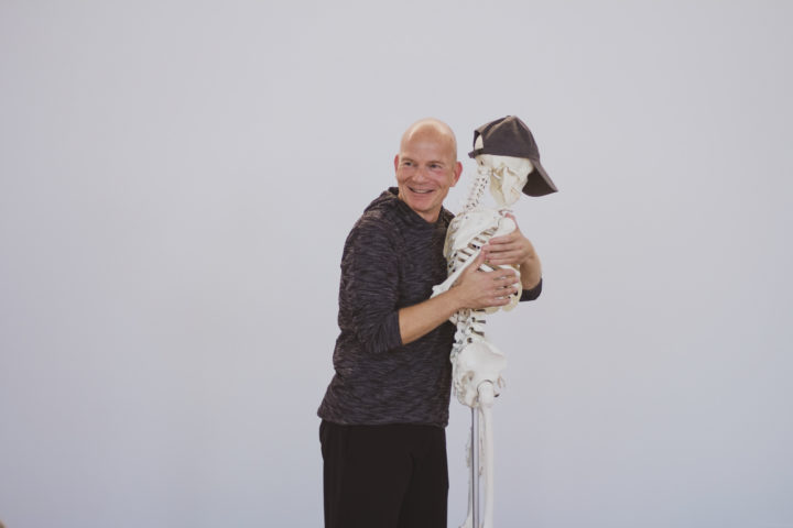Markus Giess mit Skelett Hugo im Yin Yoga Unterricht
