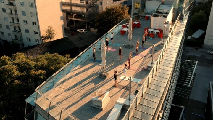 Drohnenaufnahme vom Rooftop Yoga am Augarten Art Hotel Graz