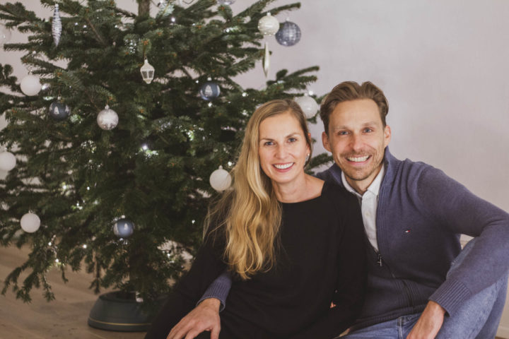 Maria Jamnik und Michael Jahn vor einem Christbaum zu Weihnachten 2020