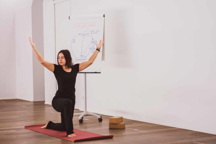 Anne Seibt erklärt Yogahaltung im Yoga Basis Kurs